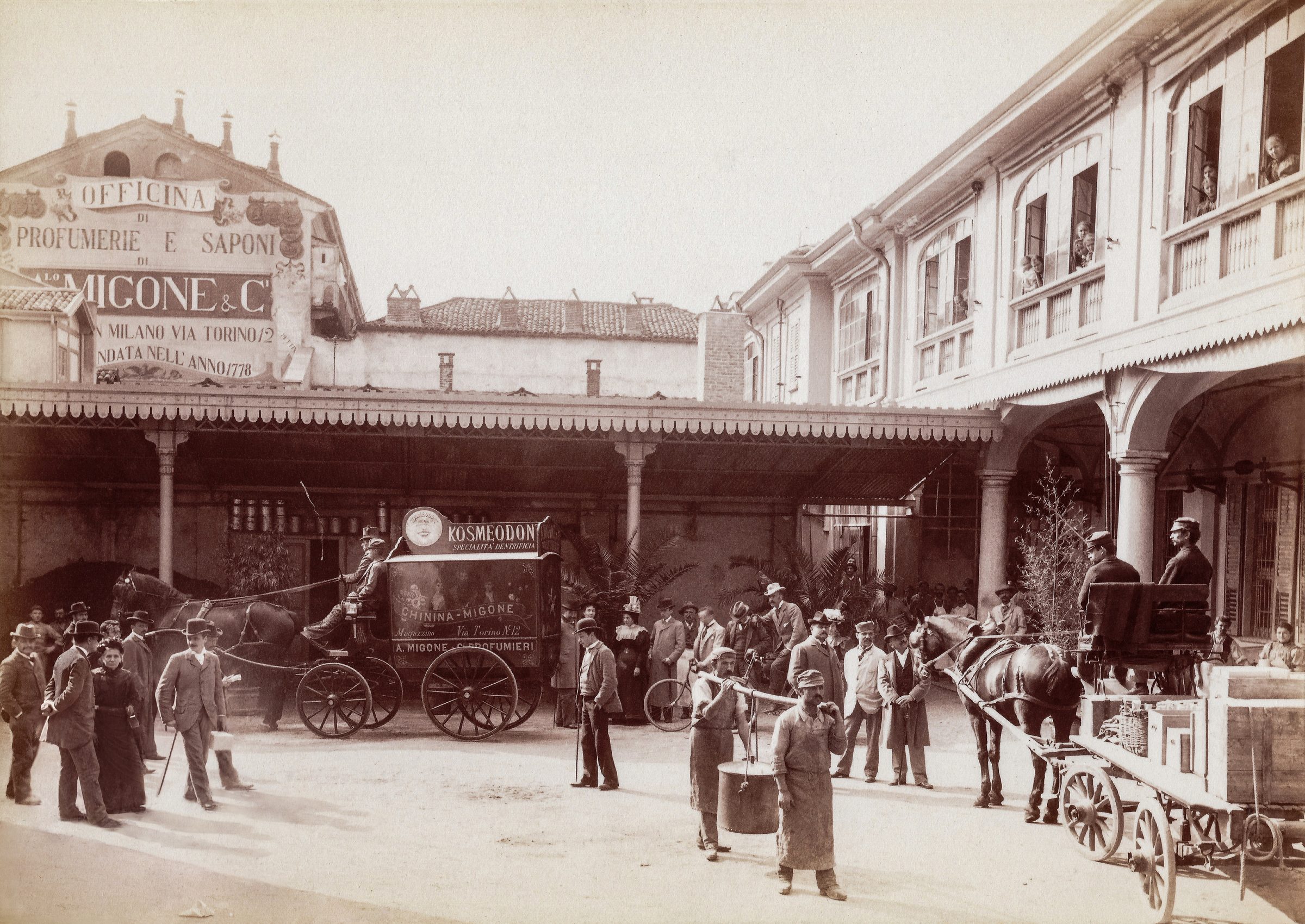 Il cortile dell'officina Migone in Corso Loreto, Milano, 1898