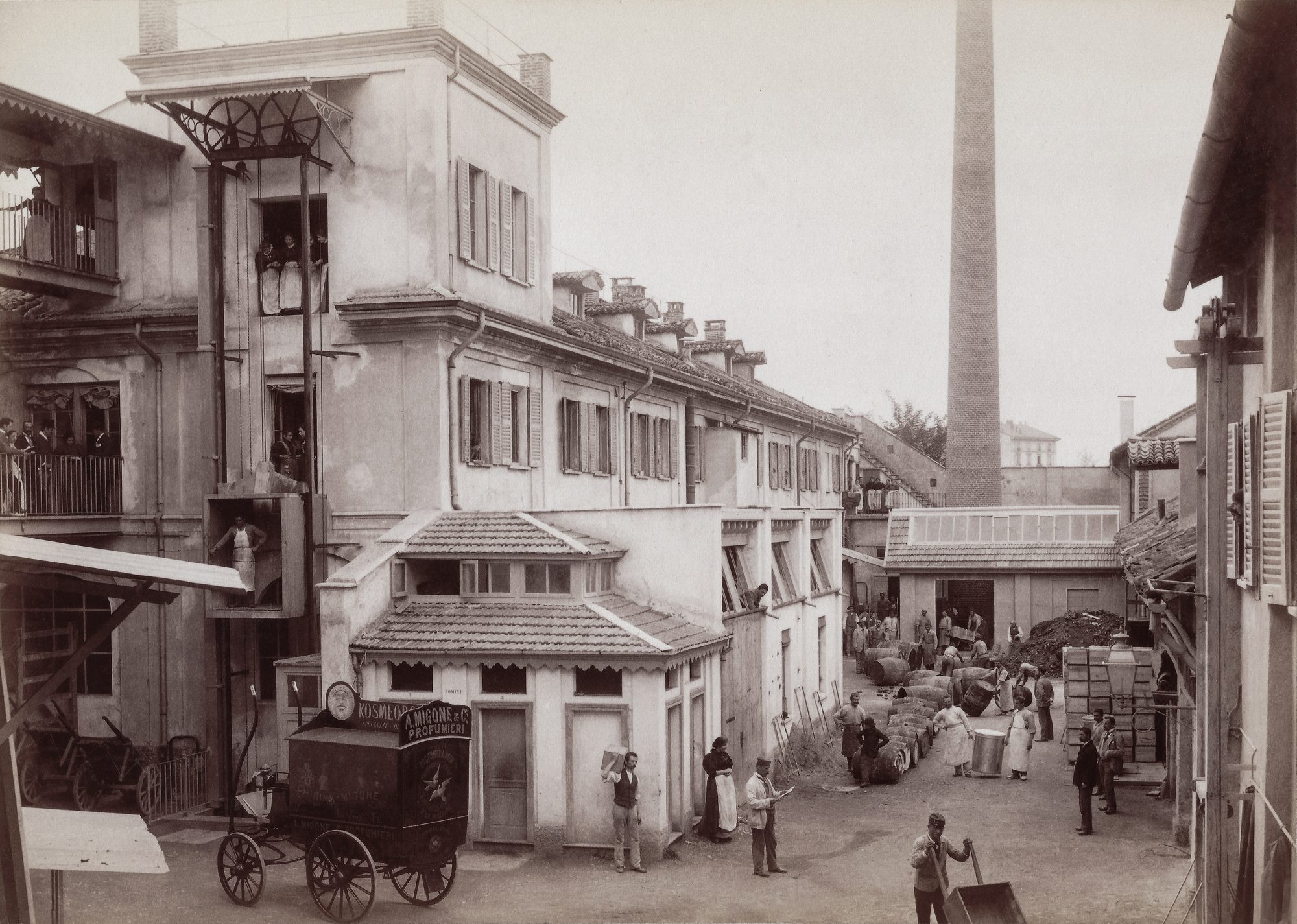 Il cortile dello stabilimento di Corso Loreto, Milano, 1898, con una carrozza di consegna Migone trainata da cavalli e la ciminiera dell'impianto a vapore