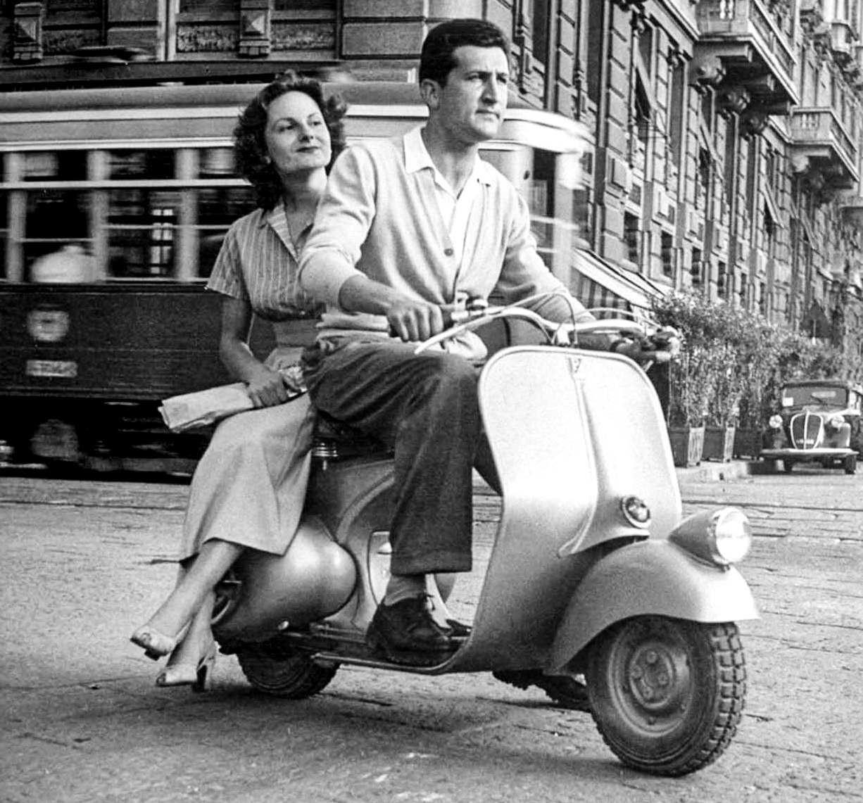 Coppia in Vespa a Milano, 1948