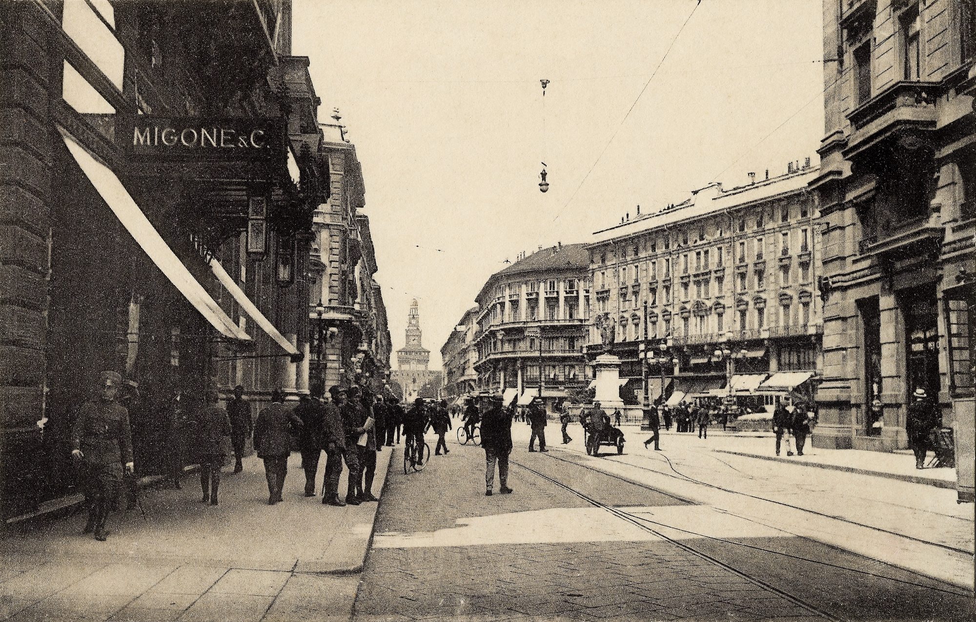 Il negozio Migone & C. in Via Orefici, Milano, con lo sguardo lungo Via Dante verso il Castello Sforzesco