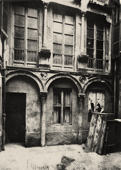 Il cortile rinascimentale dietro Via Torino 12, Milano, con archi a tutto sesto e medaglioni-ritratto, fotografato prima della demolizione degli anni 1920